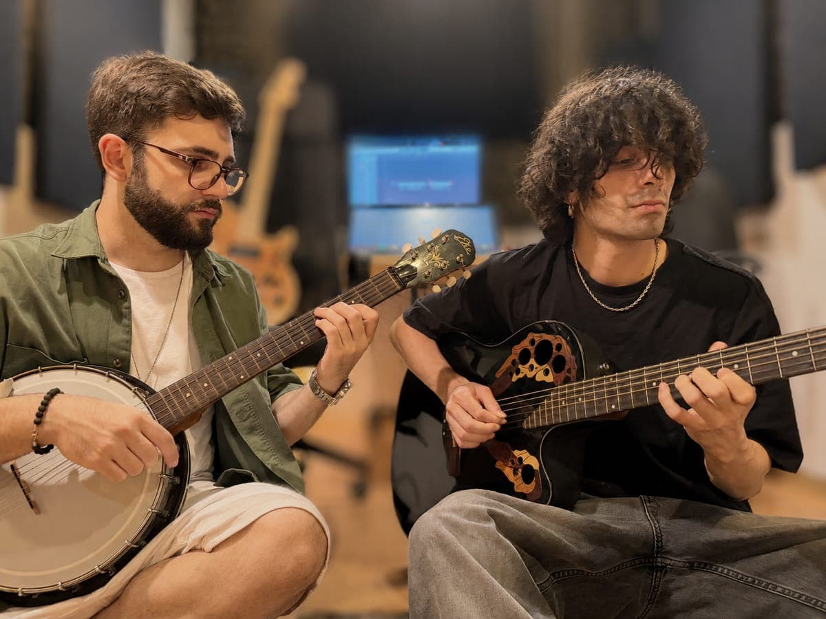 Marco La Testa y Jano Montano tocando en el estudio