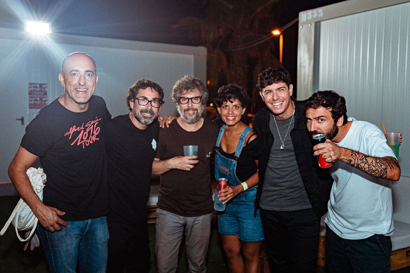 Dani con Iván Ferreiro y su banda después de un concierto