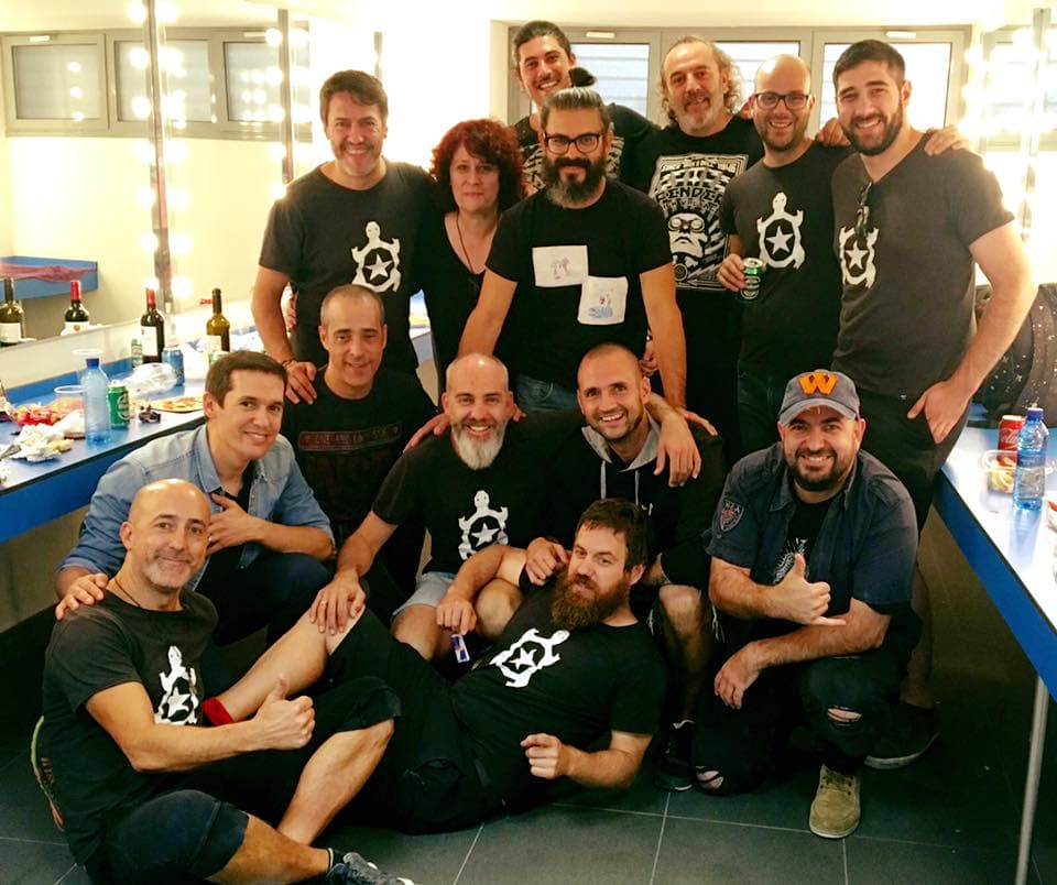 Dani con el equipo de la gira de Maldita Nerea en camerinos